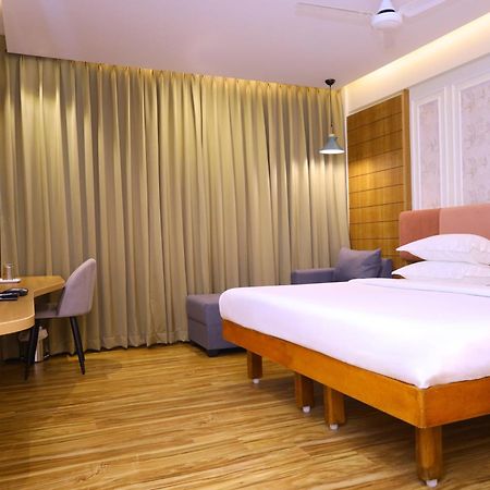 Hotel Surguru Pondicherry Exterior photo