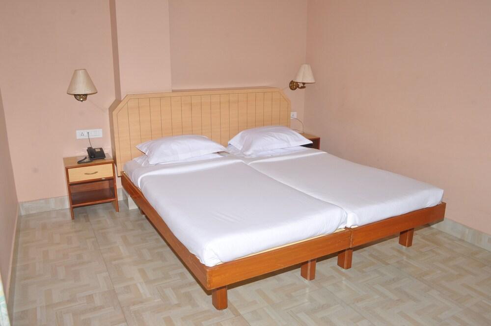 Hotel Surguru Pondicherry Exterior photo