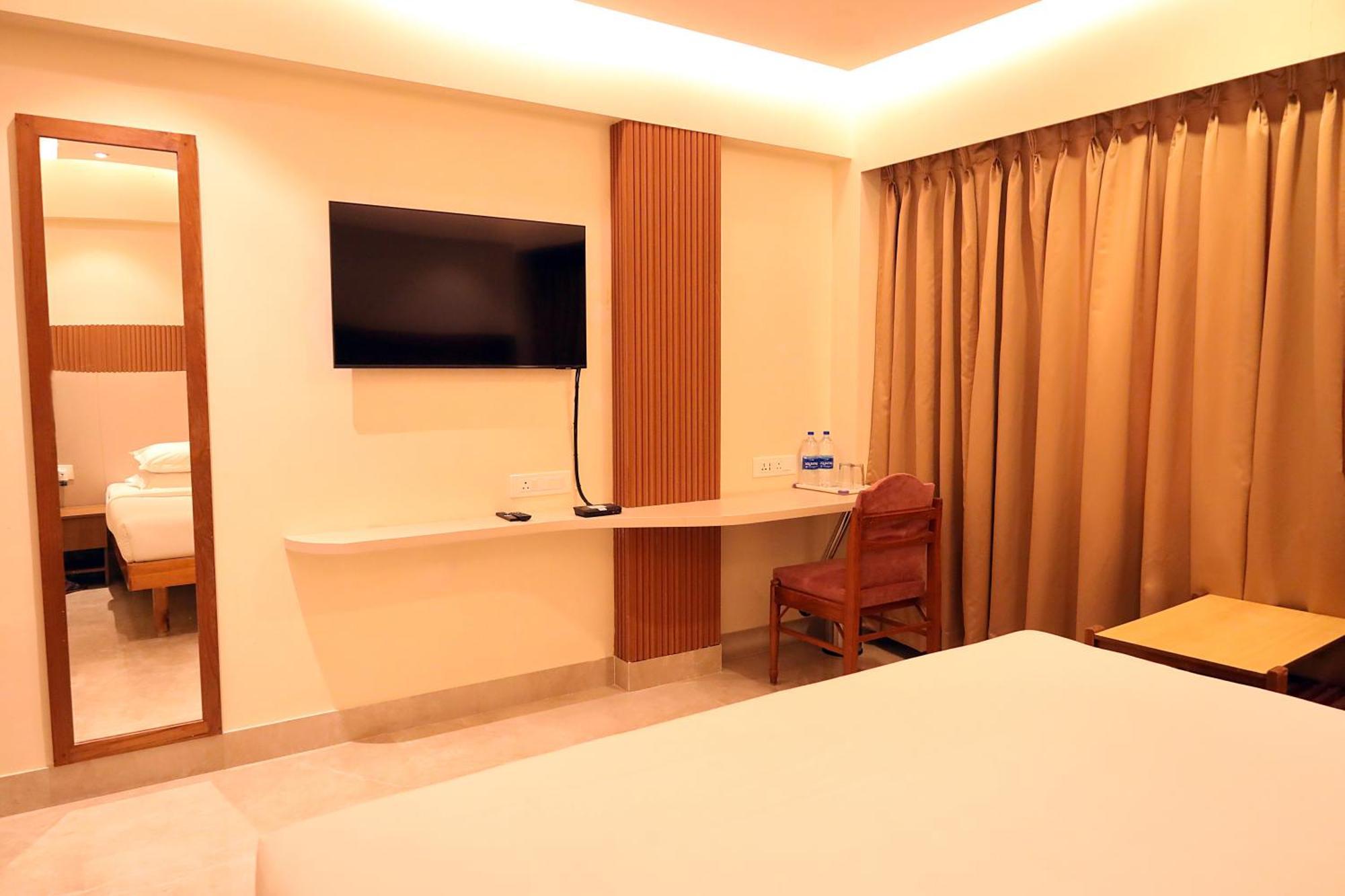 Hotel Surguru Pondicherry Exterior photo