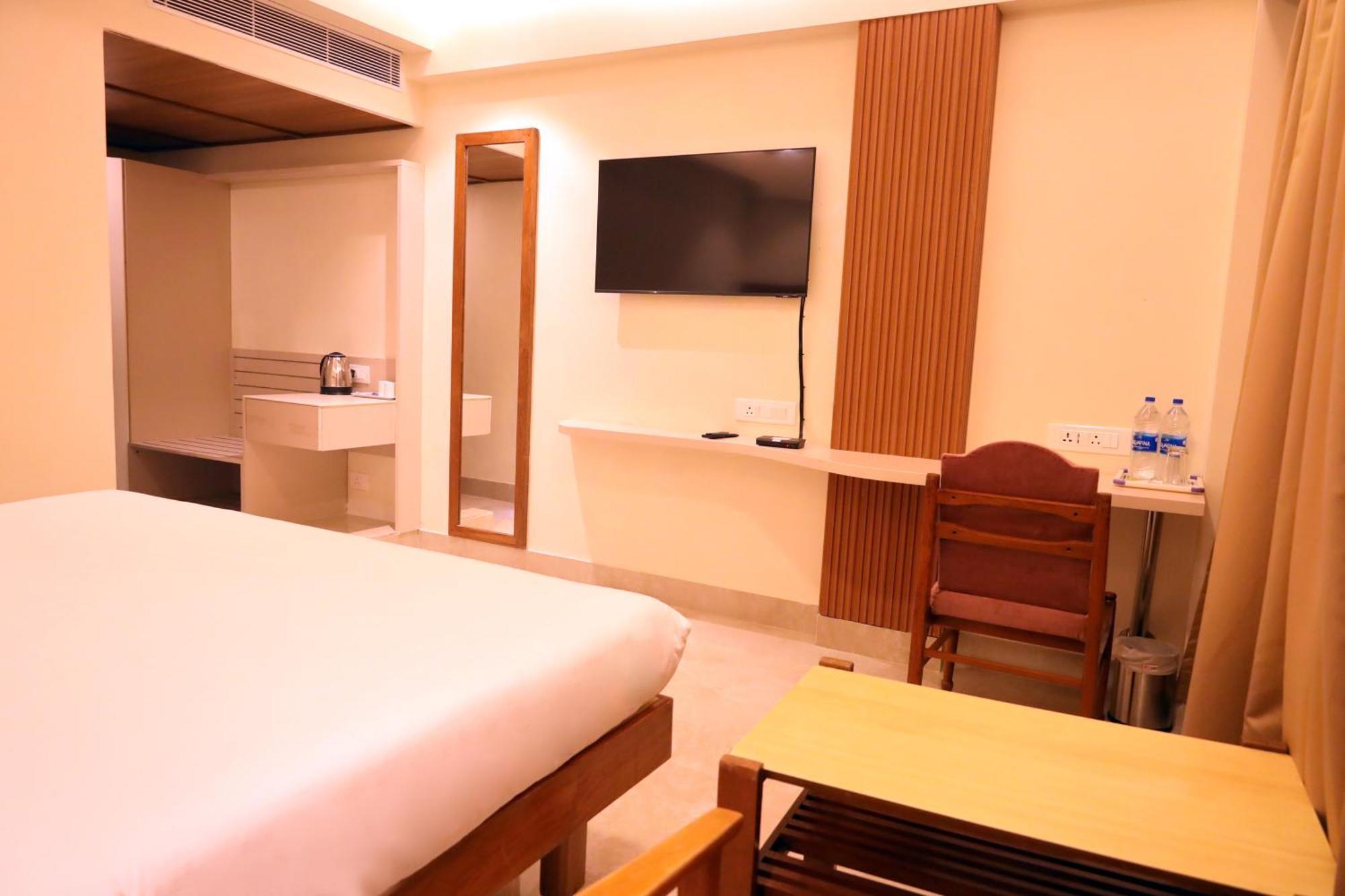 Hotel Surguru Pondicherry Exterior photo