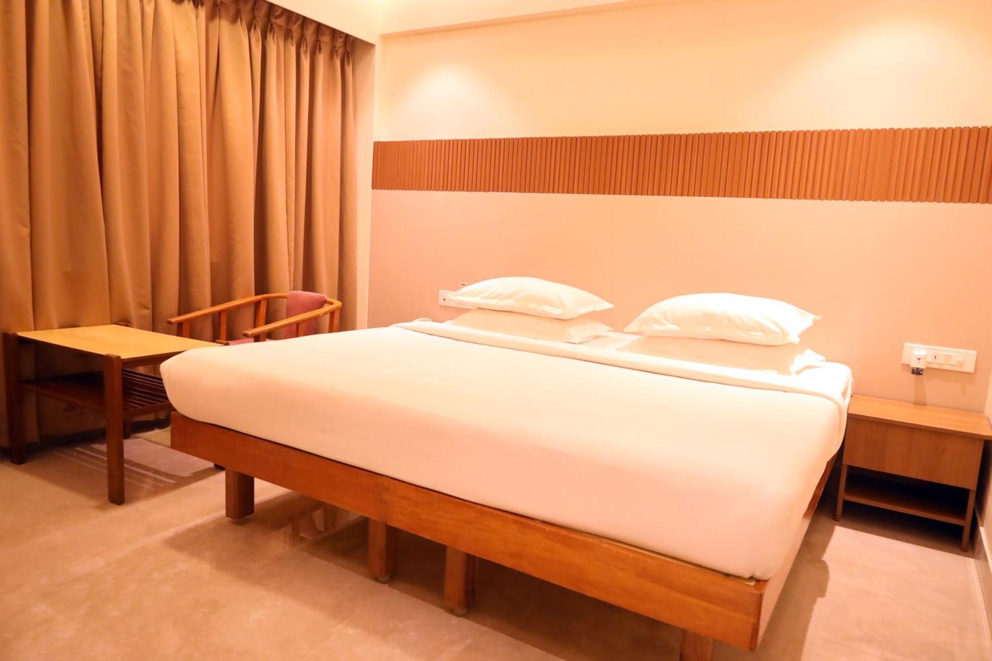 Hotel Surguru Pondicherry Exterior photo