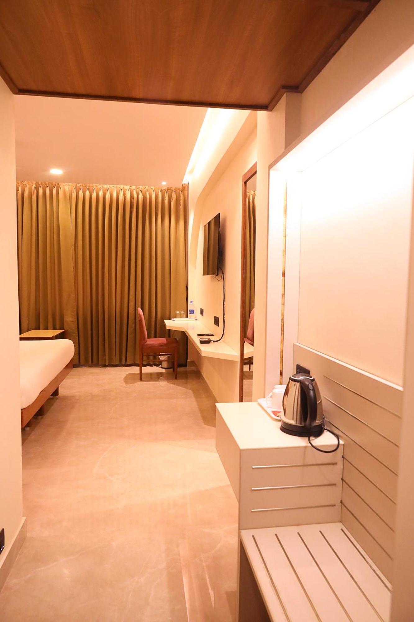 Hotel Surguru Pondicherry Exterior photo