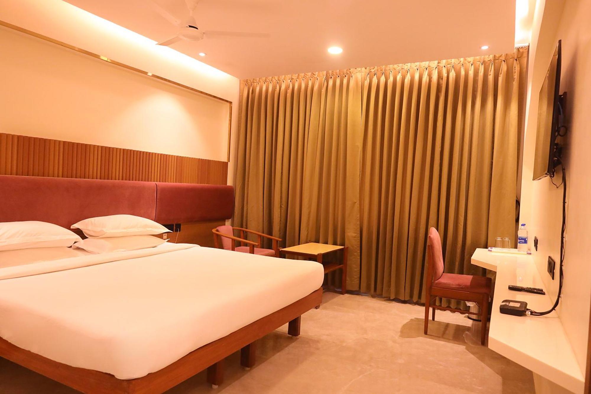 Hotel Surguru Pondicherry Exterior photo