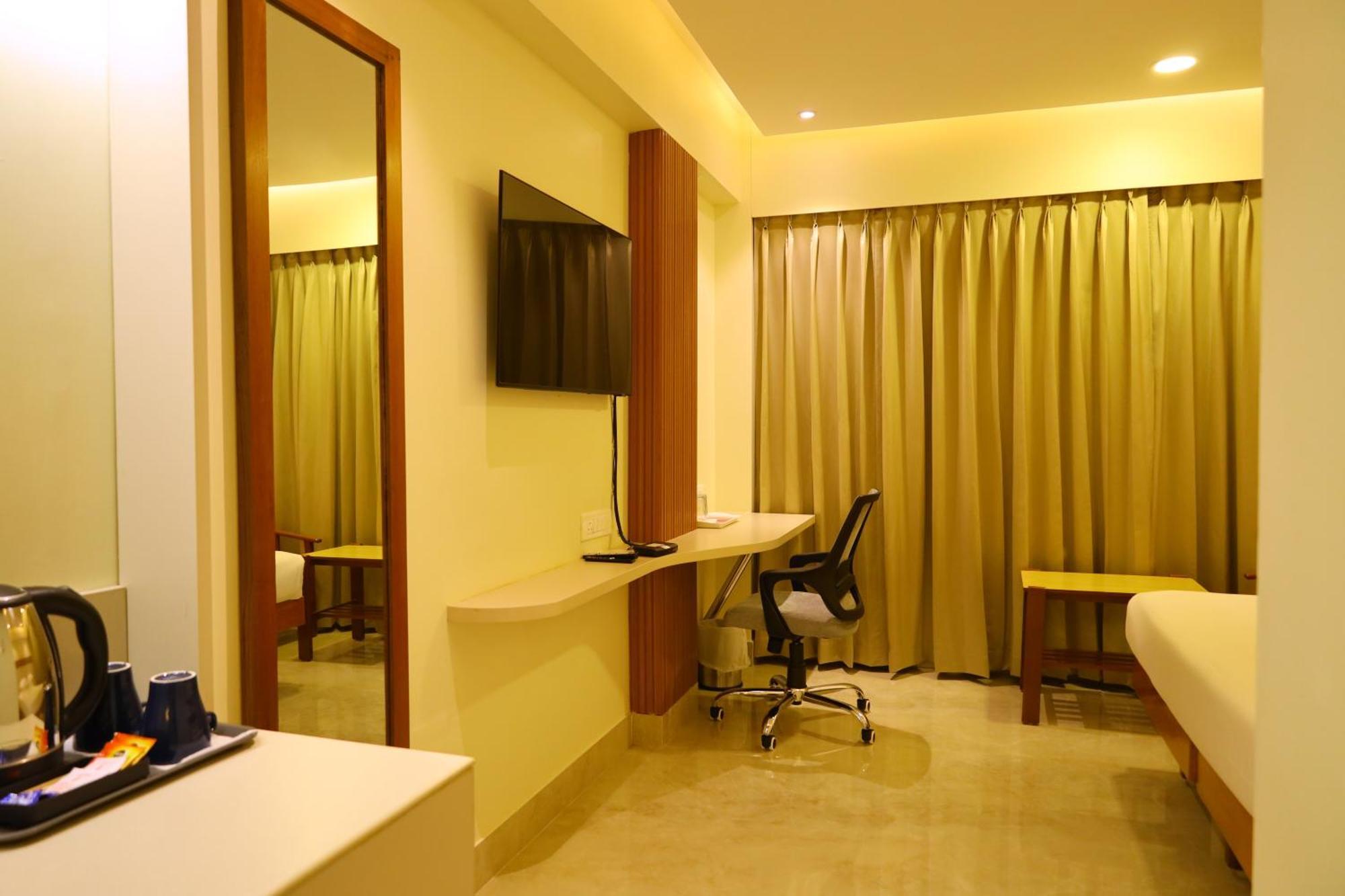 Hotel Surguru Pondicherry Exterior photo